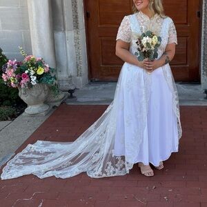 Vintage Elegant White Lace Bridal Gown Cape